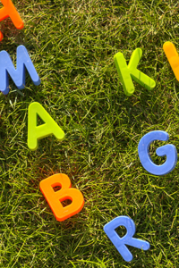 Lese-Rechtschreib-Schwäche Legasthenie Kunststoffbuchstaben auf Rasen